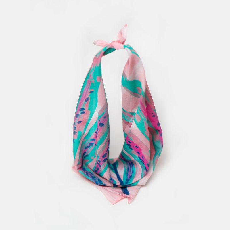 Pretti Cool Collab Scarf Partial Hanging