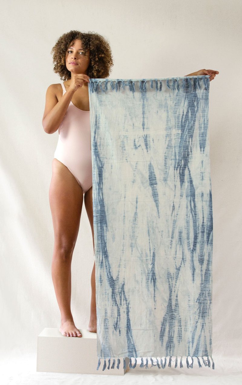 Towel Standing Shibori Blue WEB 07c4b67f b9a4 4f5a a67e 1eeb66547ab1