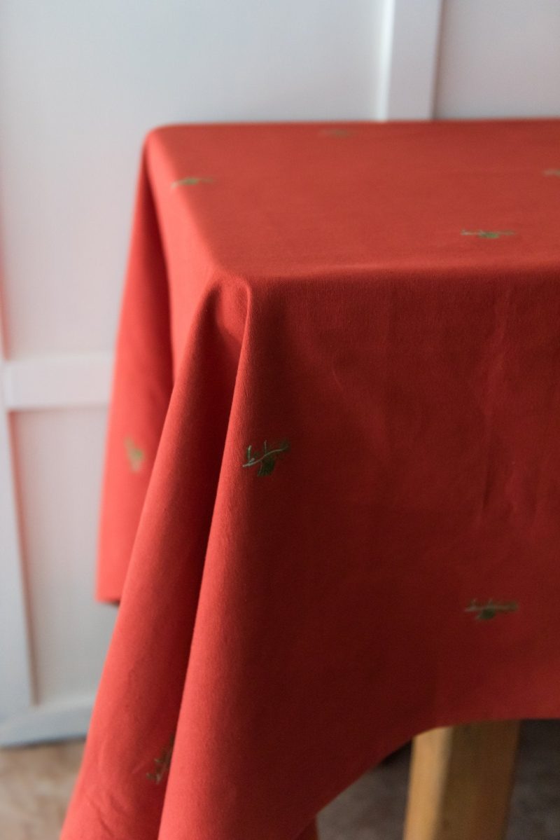 galley fen rust red and green fleur tablecloth 391045