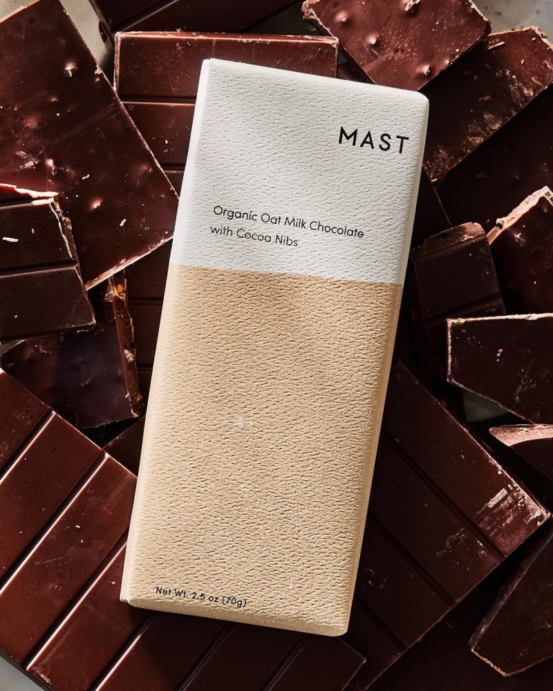 mast market organic oat milk chocolate with cocoa nibs 941367